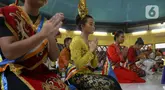 Umat Buddha mengikuti prosesi pradaksina dengan mengelilingi Vihara Arya Dwipa Arama, di kompleks Taman Mini Indonesia Indah (TMII), Jakarta, Kamis (23/5/2024). (Liputan6.com/Herman Zakharia)