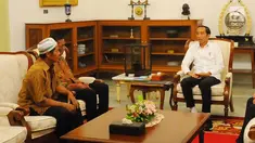 Presiden Joko Widodo (Jokowi) menerima kedatangan dua pedagang yang tokonya dijarah perusuh aksi 22 Mei, di Istana Merdeka, Jumat (24/5/2019). Pedagang Abdul dan Ismail ini mengalami kerugian setelah warung kopinya di Jl H Agus Salim dan di KH Wahid Hasyim dijarah massa. (Liputan6.com/Angga Yuniar)