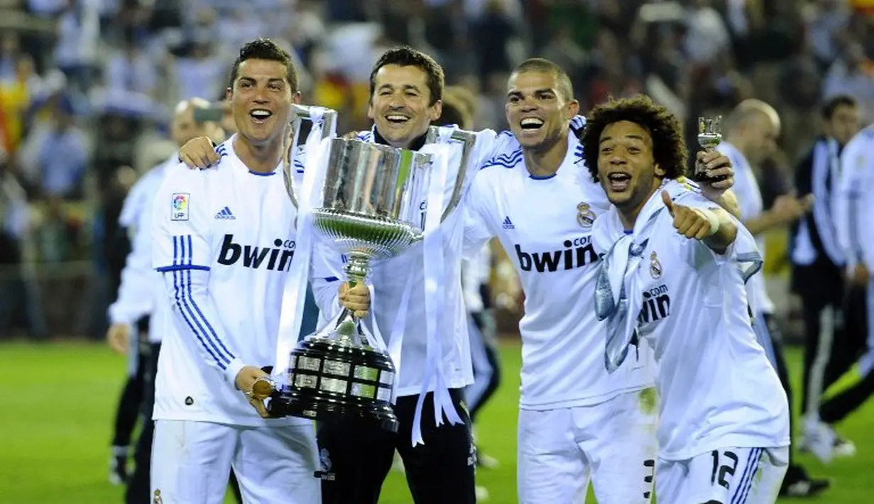 Cristiano Ronaldo dan pemain Real Madrid lainnya berpose dengan trofi Copa del Rey yang baru saja mereka raih setelah mengalahkan Barcelona 1-0 di Stadion Mestalla, Valencia, 21 April 2011. (AFP/Pierre-Philippe Marcou)