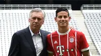 James Rodriguez berpose dengan pelatih Bayern Munchen Carlo Ancelotti saat perkenalannya dengan tim barunya Bayern Munchen Jerman, (12/7). Bayern Munchen harus membayar 5 juta euro untuk meminjam James per musim. (AFP Photo/Christof Stache)