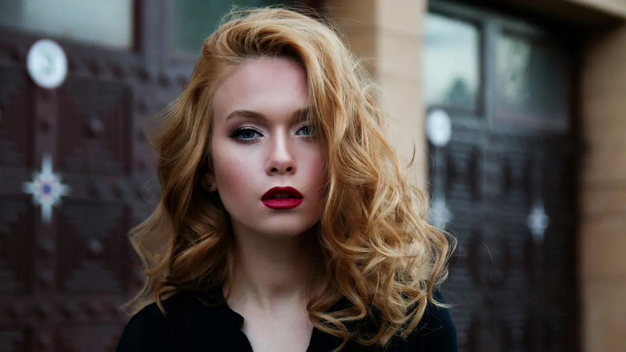 Wanita dengan full makeup