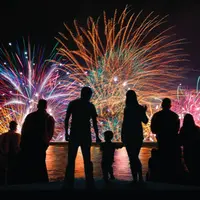 Suka melihat kembang api? Kamu pasti akan suka melihat video pesta kembang api di Jepang ini. 