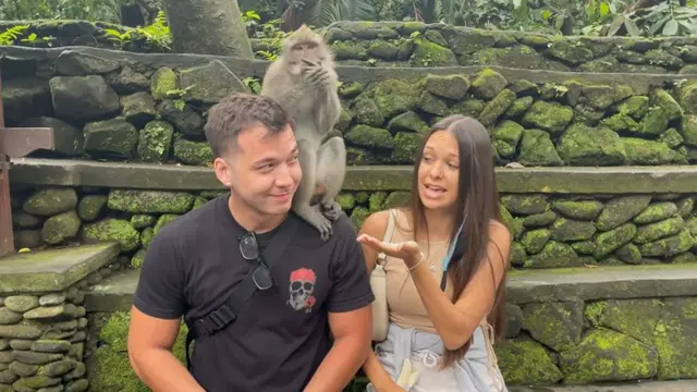 Potret 7 Seleb Waktu Foto Bareng Monyet, Ada yang Lucu Banget