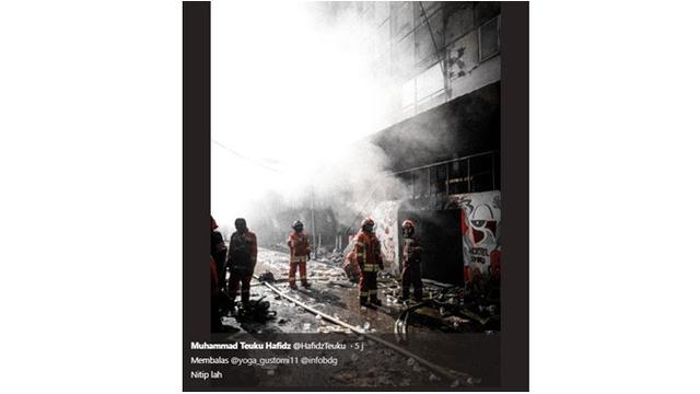 7 Potret Haru Pemadam Kebakaran di Pasar Kosambi Bandung