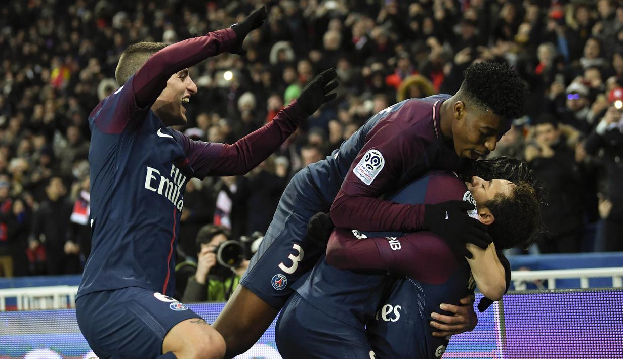 Para pemain PSG merayakan gol yang dicetak Neymar ke gawang Troyes pada laga Ligue 1 Prancis di Stadion Parc des Princes, Paris, Rabu (29/11/2017). PSG menang 2-0 atas Troyes. (AFP/Christophe Simon)
