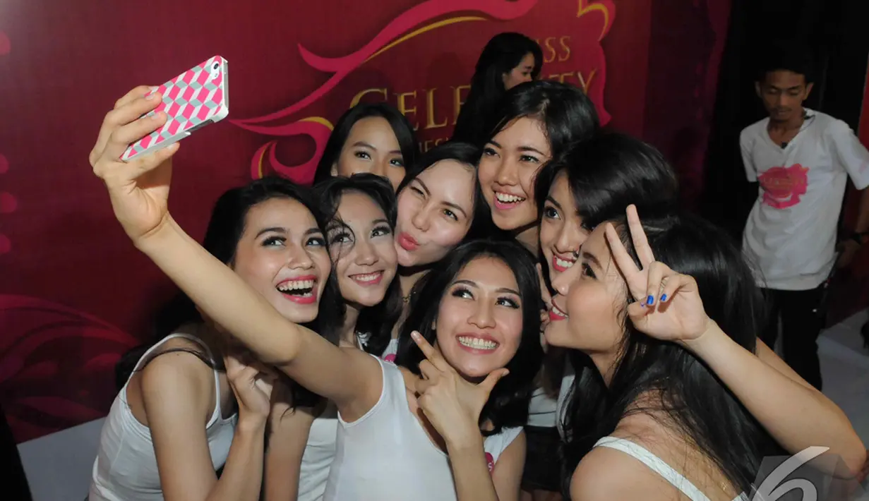 Para finalis 10 besar Micel 2014 Makassar 'selfie' bersama, Makassar, Minggu (7/9/2014) (Liputan6.com/Herman Zakharia)