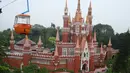 Taman Mini Indonesia Indah (TMII) selalu ramai saat Lebaran. TMII mempunyai berbagai macam anjungan dan bangunan terkenal dari seluruh pelosok Indonesia, dapat membantu pengunjung untuk menikmati berbagai budaya yang ada di Indonesia. (Istimewa)