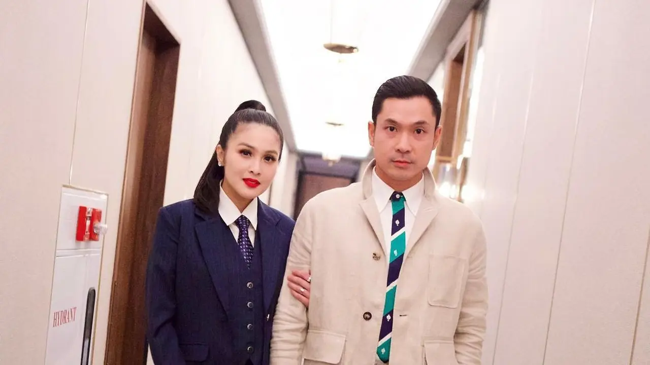 10 Gaya Sandra Dewi Kenakan Set Blazer di Perayaan Ulang Tahun ke-40, Tampilkan Pesona Barbie dengan Vibes Maskulin