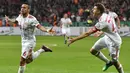 Gelandang Bayern Munchen, Thiago Alcantara, melakukan selebrasi usai mencetak gol ke gawang Bayer Leverkusen pada laga DFB Pokal di Stadion BayArena, Selasa (17/4/2018). Bayern Munchen menang 6-2 atas Bayer Leverkusen. (AP/Martin Meissner)