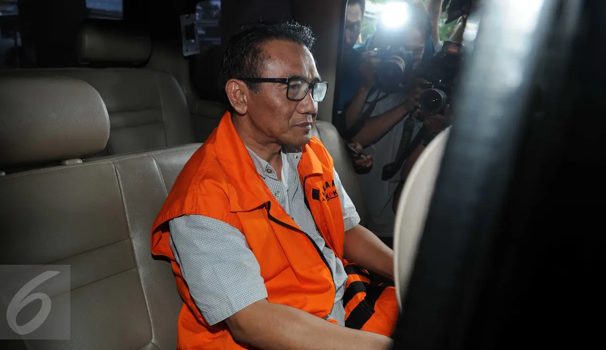 Ichsan Suaidi usai jalani pemeriksaan di Gedung KPK, Jakarta, (23/02). Penundaan putusan yang dimaksud adalah perkara korupsi pembangunan Dermaga Labuhan Haji di Lombok Timur, Nusa Tenggara Barat atas dirinya. (Liputan6.com/Helmi Afandi)