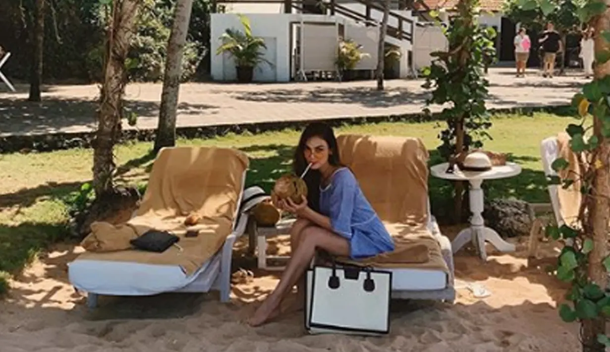 Luna Maya juga tidak ingin melewatkan kesempatan mudik. menghabiskan libur lebaran di Bali, yang memang adalah kota asalnya. (Liputan6.com/IG/lunamaya)