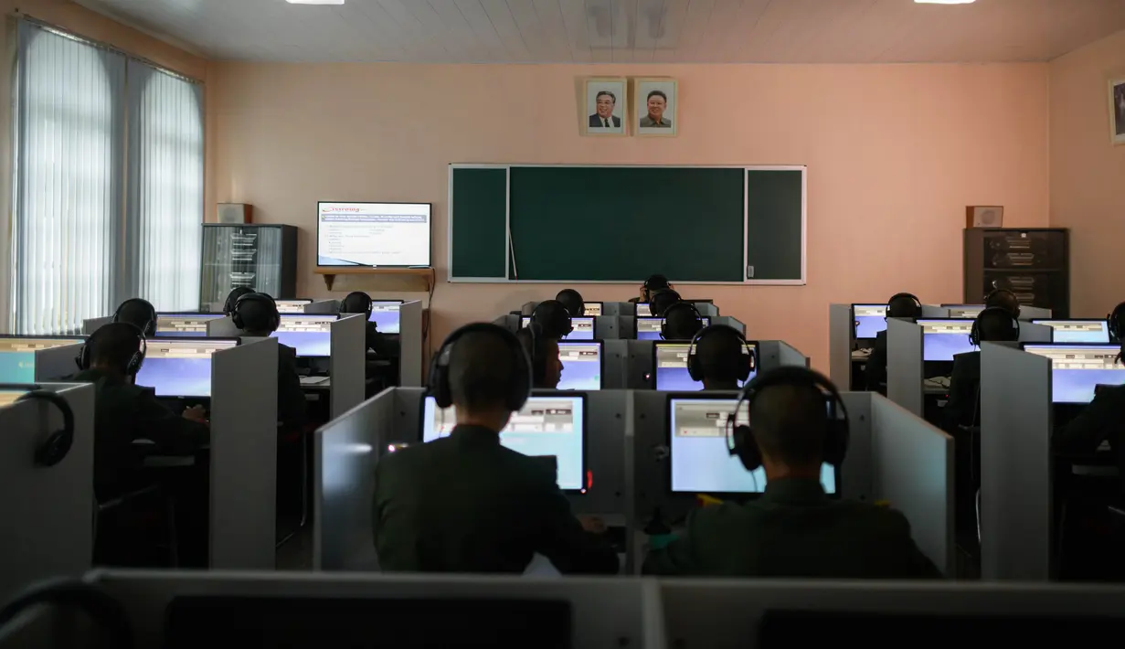 Para siswa mengikuti kelas di Sekolah Revolusioner Mangyongdae, Korea Utara, 10 April 2018. Sekolah yang dilengkapi simulator alat pertahanan, seperti tank dan pesawat tempur itu kini telah berevolusi menjadi sekolah top di Korea Utara. (ED JONES/AFP)