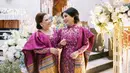 Saat acara martupol atau pertunangan yang dilakukan di gereja, kedua mama tampil stunning dengan kebaya dan songket nuansa warna ungu berry. Lihatlah model kerah kebaya Ibu Yakup yang outstanding. [Foto: Instagram @regisbridalshoes]