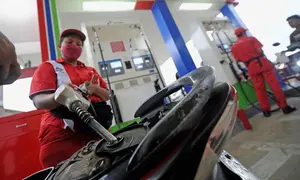 Ilustrasi sepeda motor sedang mengisi BBM di SPBU Pertamina (Istimewa)