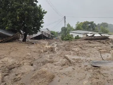 Air banjir yang disebabkan oleh hujan lebat setelah pendaratan Topan Freddy di Blantyre pada 14 Maret 2023. Topan Freddy, membawa angin kencang dan hujan deras, menewaskan lebih dari 100 orang di Malawi dan Mozambik saat kembali ke daratan Afrika bagian selatan, kata pihak berwenang pada 13 Maret 2023. (AFP/Jack McBrams)