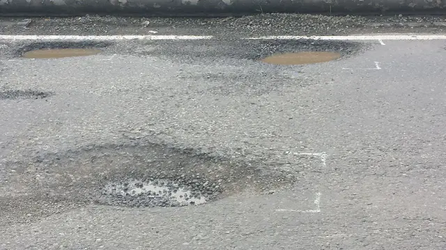 Ratusan Lubang Menganga Intai Pelintas Jalur Tegal-Brebes