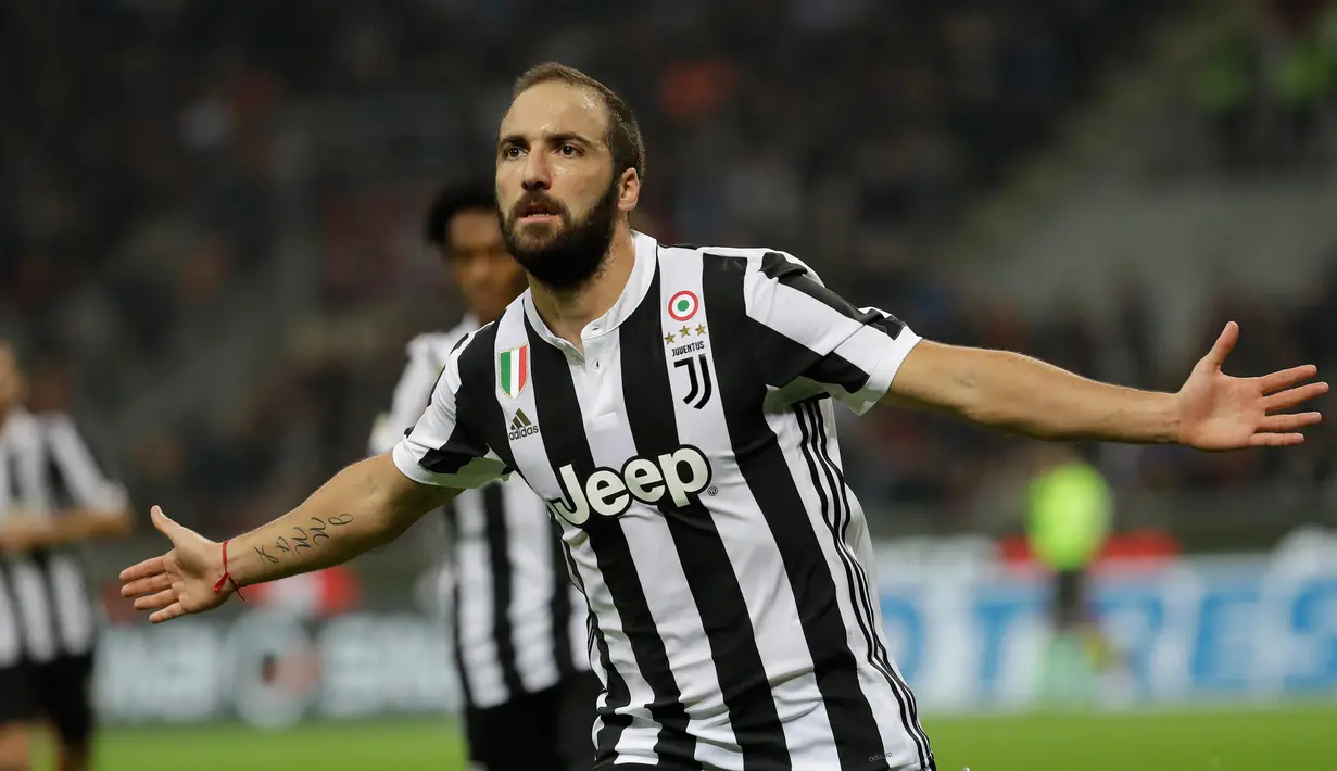 Striker Juventus, Gonzalo Higuain berselebrasi setelah mencetak gol ke gawang AC MIlan pada lanjutan Liga Italia di Stadion San Siro, Sabtu (28/10). Higuain memborong gol kemenangan saat Juventus mempermalukan Milan 2-0. (AP/Luca Bruno)