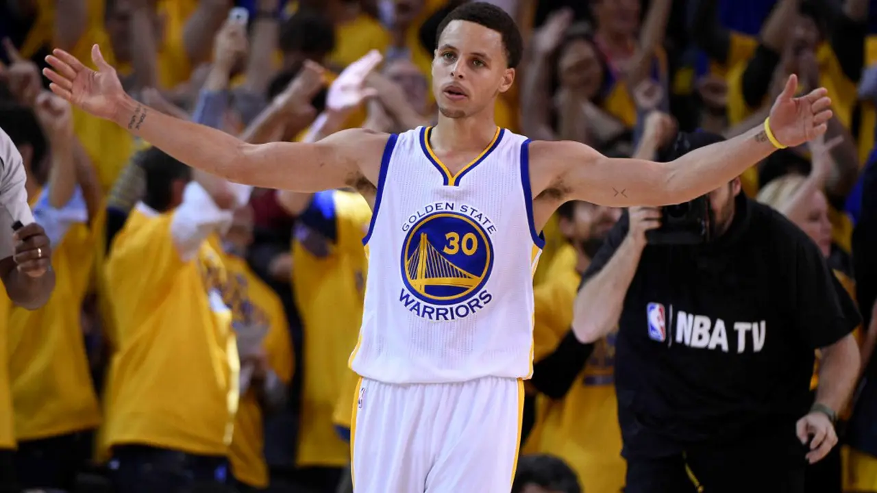 Stephen Curry beraksi dalam duel Houston Rockets vs Golden State Warriors di Final Wilayah Barat NBA