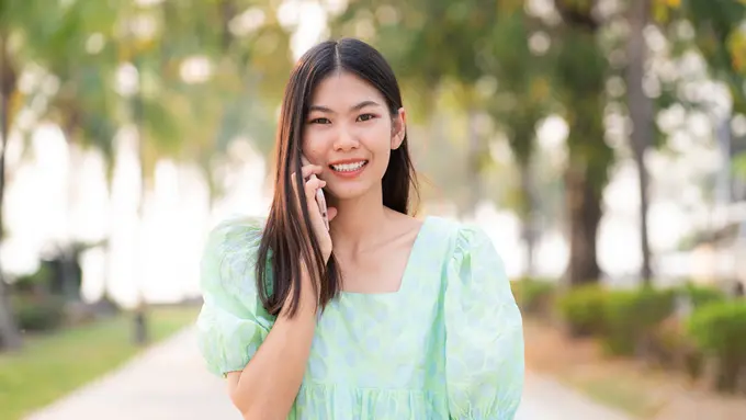 tertawa bahagia menelepon memegang ponsel