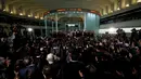 Suasana penutupan pedagangan bursa saham 2016 di Bursa Efek Tokyo, Jepang, Jumat (30/12). Penutupan tersebut dihadiri maskot prefektur Kumamoto bernama Kumamon (REUTERS/Toru Hanai)