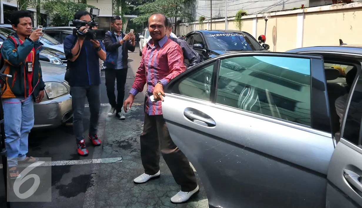 Daeng Azis keluar dari mobil mewahnya saat mendatangi Komnas HAM, Jakarta, Senin (15/2). Daeng ke Komnas HAM bermaksud mengadukan rencana relokasi red light district Kalijodo oleh Gubernur DKI Basuki Tjahaja Purnama (Ahok). (Liputan6.com/Faizal Fanani)