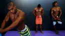 Peserta binaraga melakukan pemanasan di belakang panggung saat menunggu dimulainya kontes Arnold Klasik Eropa 2015 di Madrid, Spanyol, Jumat (25/9). (REUTERS/Susana Vera)