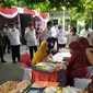 Menteri Sosial (Mensos) Juliari P Batubara meluncurkan Bantuan Sosial (Bansos) beras untuk keluarga penerima manfaat (KPM) program keluarga harapan (PKH) di Surabaya, Jatim. (Foto: Dok Istimewa)