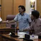 Wakil Gubernur DKI Jakarta Sandiaga Uno bersalaman dengan perwakilan sopir angkot di Balai Kota, Jakarta, Rabu (31/1). Sopir meminta jalan Jatibaru dapat difungsikan kembali agar tidak menghalangi mereka mencari nafkah. (Liputan6.com/Arya Manggala)