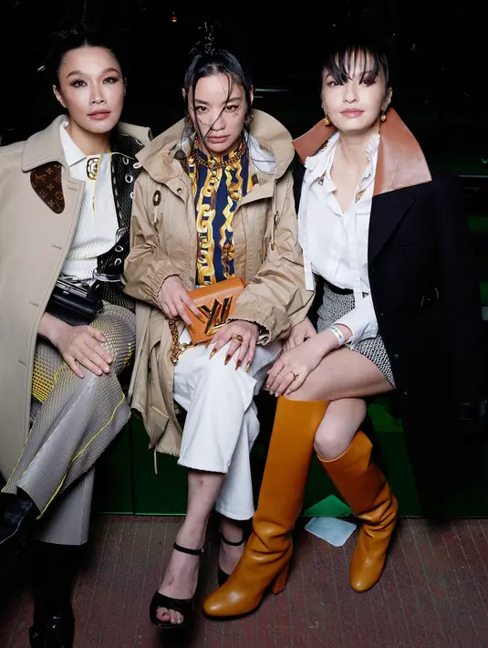Aktris 38 tahun itu terlihat begitu memesona dibalut white t-shirt, tweed skirt, dan coat berwarna hitam. [Foto: Louis Vuitton].