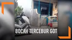 Ketika mencoba menghindari petasan yang dimainkannya, bocah ini malah mengalami kejadian memalukan. Tanpa sadar ia kehilangan keseimbangan. Bocah itu pun tercebur ke got.