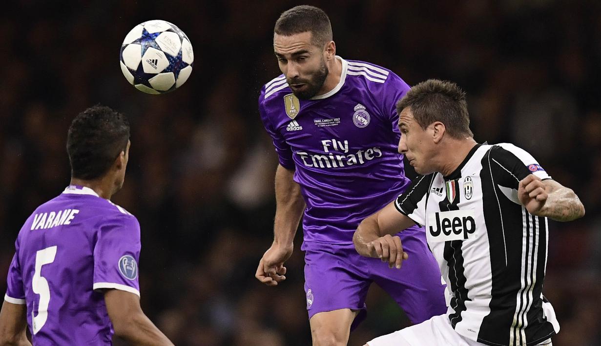 Bek Real Madrid, Dani Carvajal, membuang bola dari striker Juventus, Mario Mandzukic, pada laga final Liga Champions di Stadion Stadion Millenium, Cardiff, Sabtu (3/6/2017). Madrid menang 4-1 atas Juventus. (AFP/Javier Soriano)