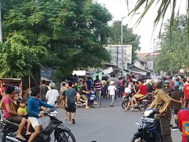 Citizen6, Jakarta: Tawuran antar warga kembali terjadi di Jalan Kramat Sentiong, Jakarta. Penyebab tawuran yang terjadi sekitar pukul 17.00 WIB, Minggu (17/7) hinga saat ini masih belum diketahui. (Pengirim: Dark Shadows)