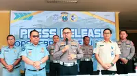 Dirlantas Polda Jatim, Kombes Pol M Taslim Chairuddin saat memaparkan hasil Operasi Zebra Semeru 2023. (Dian Kurniawan/Liputan6.com)