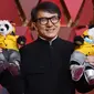 Aktor Jackie Chan berpose dengan boneka panda di karpet merah Academy Awards ke-89 atau Oscar 2017 di Dolby Theatre, Los Angeles, Minggu (26/2). Jackie Chan menyebut dua boneka panda itu dengan "dua anak lelakiku". (Photo by Richard Shotwell/Invision/AP)