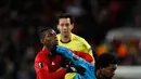 Bek Feyenoord, Miquel Nelom berusaha membawa bola dari kawalan gelandang MU, Paul Pogba pada pertindangan Grup A Liga Europa di Stadion Old Trafford, Inggris (24/11). MU menang telak atas Feyenoord dengan skor 4-0. (Reuters/Carl Recine)