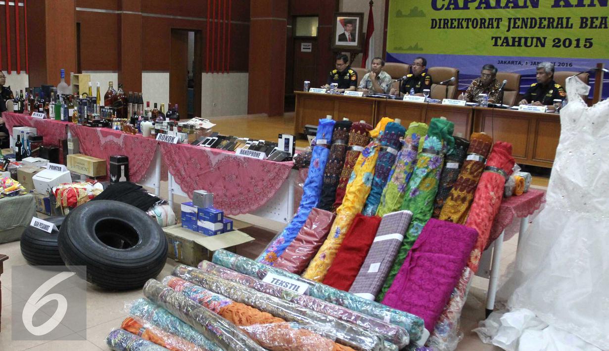 Dirjen Bea Cukai Heru Pambudi (tengah) memberikan keterangan kepada wartawan terkait kinerja Bea dan Cukai sepanjang tahun 2015, di Jakarta, Jumat (8/1). DJBC sepanjang tahun 2015 meningkat 50,7 % dibandingkan tahun 2014. (Liputan6.com/Angga Yuniar)