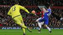 Striker MU, Wayne Rooney, gagal memanfaatkan peluang untuk mencetak gol ke gawang Chelsea pada laga Premier League. (Reuters/Jason Cairnduff)