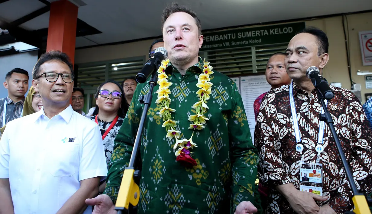 Usai menandatangani MoU, Elon Musk bersama sejumlah menteri Kabinet Indonesia Bersatu mengikuti penjelasan mengenai penggunaan Starlink yang menghubungkan antar fasilitas kesehatan. (AP Photo/Firdia Lisnawati)