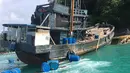 Sebuah perahu yang mengangkut muslim Rohingya ditemukan terdampar di Taman Nasional Laut Tarutao, Pulau Rawi, Thailand Selatan pada 11 Juni 2019. Sebanyak 65 muslim Rohingya ditemukan dalam kapal yang nyaris karam. (HO/DEPARTMENT OF NATIONAL PARKS, WILDLIFE AND PLANT CONSERVATION (DNP)/AFP)