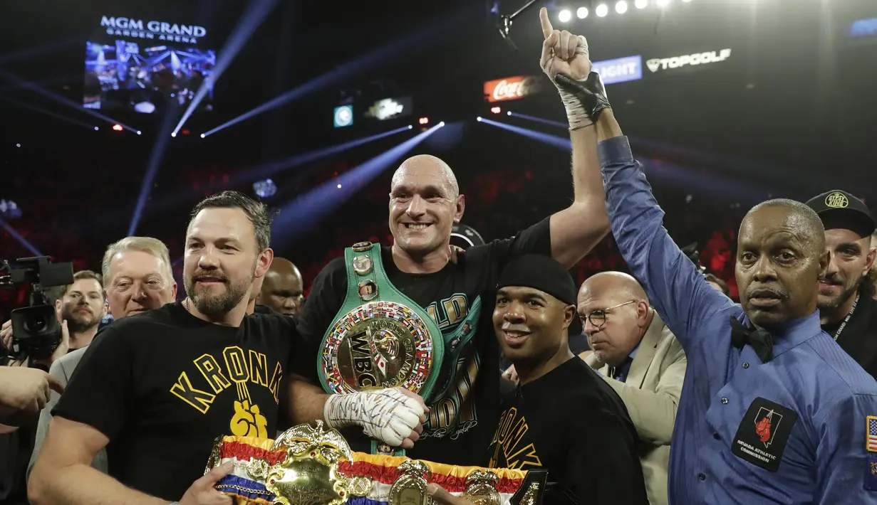 Petinju Inggris Tyson Fury merayakan kemenangannya atas petinju AS Deontay Wilder pada pertandingan tinju kelas berat WBC di Las Vegas (23/2/2020). Tyson Fury berhasil memenangkan pertarungan di ronde ketujuh. (AP Photo/Isaac Brekken)
