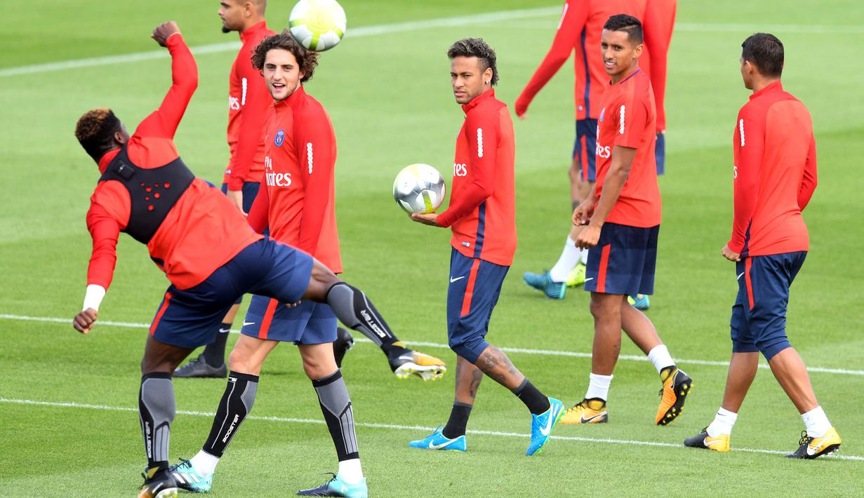 Adrien Rabiot unjuk kebolehan jugling didepan Neymar pada sesi latihan di Camp des Loges, Paris, (11/8/2017). PSG akan mengawali Liga 1 Prancis melawan Guingamp. (AFP/Alain Jocard)