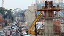 Kendaraan melintas di dekat proyek pembangunan MRT di kawasan Lebak Bulus, Jakarta, Sabtu (15/10). Presiden Jokowi mengatakan proyek pembangunan MRT rute Lebak Bulus-Bundaran HI diperkirakan selesai pada tahun 2019 mendatang. (Liputan6.com/Helmi Afandi)