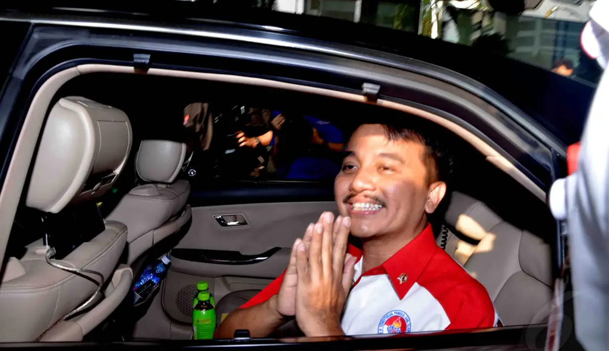 Usai mengunjungi Gedung Komisi Pemberantasan Korupsi, Menteri Pemuda dan Olahraga, Roy Suryo, kembali ke mobil dan berpamitan. (Liputan6.com/Johan Tallo) 