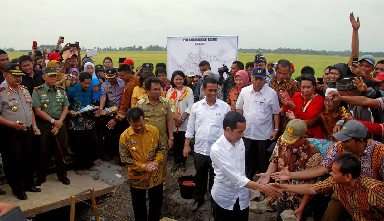 Kehadiran Jokowi disambut antusias warga untuk dapat melihat langsung dan menyalami Presiden ke-7 RI di Kabupaten Pinrang, Sulawesi Selatan, Rabu (5/11/2014). (Rumgapres/Agus Suparto) 