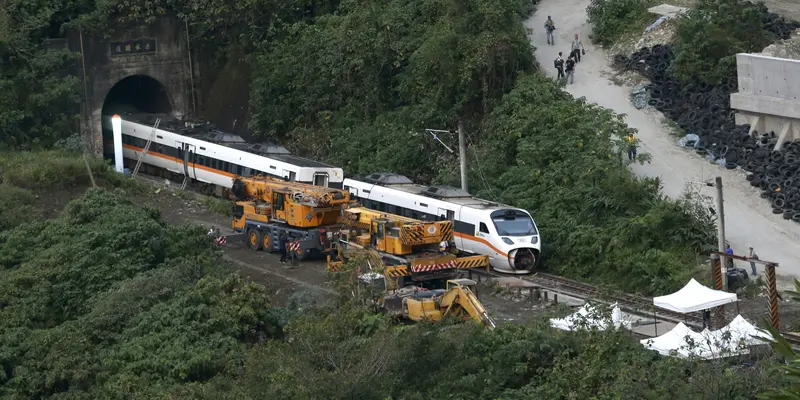 FOTO: Bertambah, Korban Tewas Akibat Kecelakaan Kereta di Taiwan Jadi 50 Orang