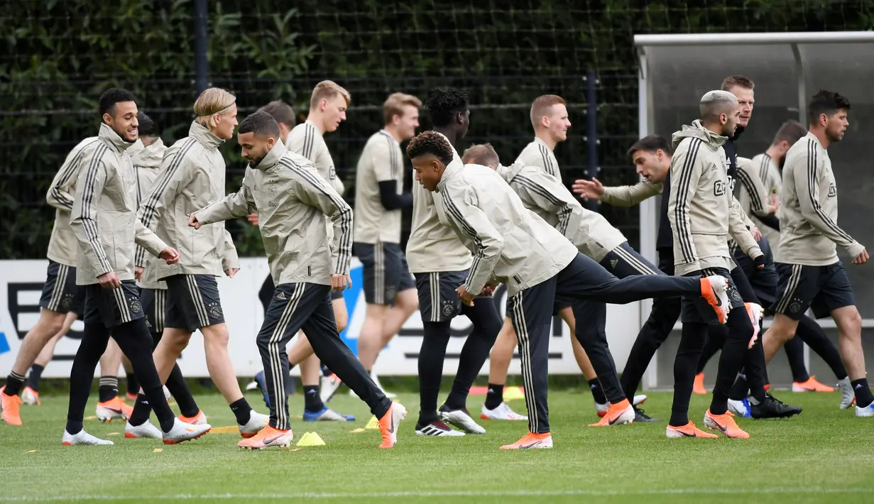 Suasana saat para pemain Ajax Amsterdam berlatih jelang menghadapi Tottenham Hotspur pada leg kedua Liga Champions di Amsterdam, Belanda, Selasa (7/5/2019). Setelah menang 1-0 pada leg pertama, para pemain Ajax terlihat hanya melakukan latihan santai. (REUTERS/Piroschka Van De Wouw)