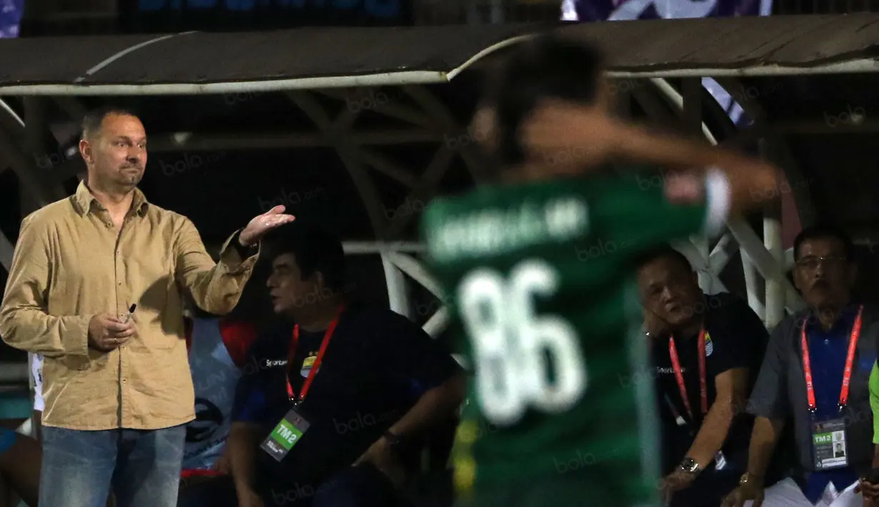 Dejan Antonic memprotes wasit saat mendampingi timnya melawan Bhayangkara Surabaya United di Stadion Gelora Delta Sidoarjo, Sabtu (11/6/2016). (Bola.com/Nicklas Hanoatubun)