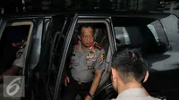 Kapolri Jenderal Tito Karnavian menaiki mobil bersiap meninggalkan gedung KPK usai melakukan pertemuan tertutup di gedung KPK, Jakarta, Senin (5/12). (Liputan6.com/Helmi Affandi)