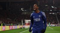 Pemain depan Paris Saint-Germain asal Prancis #10, Ousmane Dembele, merayakan golnya ke gawang lawan dengan skor 0-4 dalam pertandingan Liga Champions UEFA antara VfB Stuttgart dan Paris Saint-Germain di Stuttgart, Jerman barat daya, Kamis dini hari WIB (30-1-2025). (Franck FIFE/AFP)