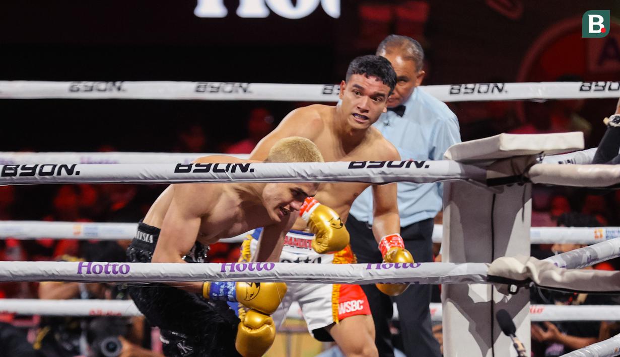 Keduanya tidak ada yang memilih bertahan. Fadly, dengan pengalaman lebih banyak, berhasil mendaratkan beberapa pukulan akurat ke pertahanan Aisar. Namun, sang debutan tetap menunjukkan semangat dengan terus menyerang balik. (Bola.com/Abdul Aziz)